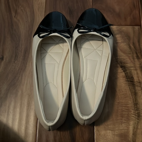 New -never worn matte cream with shiny black toe and bow flats - Picture 4 of 4
